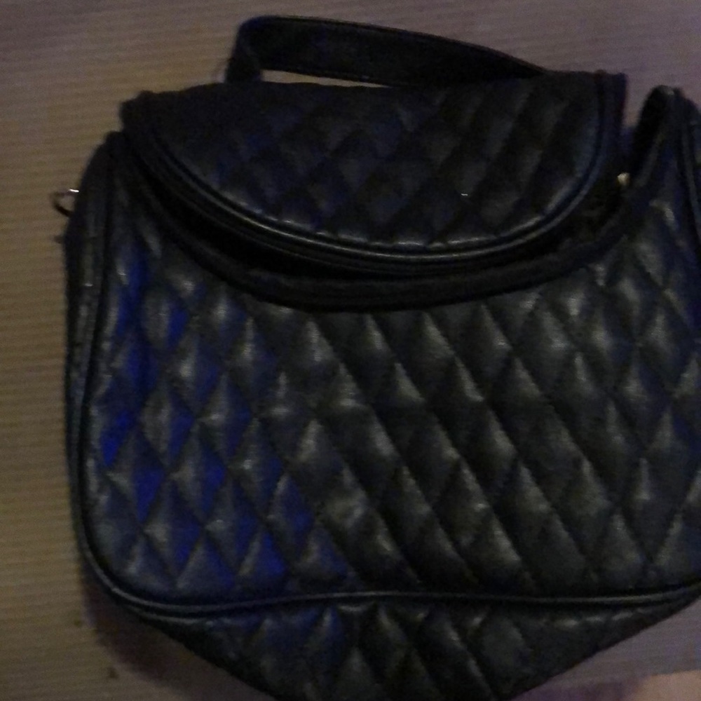 I’m selling this black small handbag